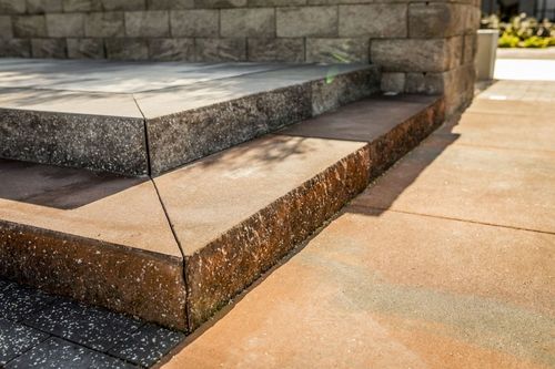 Ogrodowe schody z gotowych bloczków betonowych - proste wykonanie i estetyczny wygląd